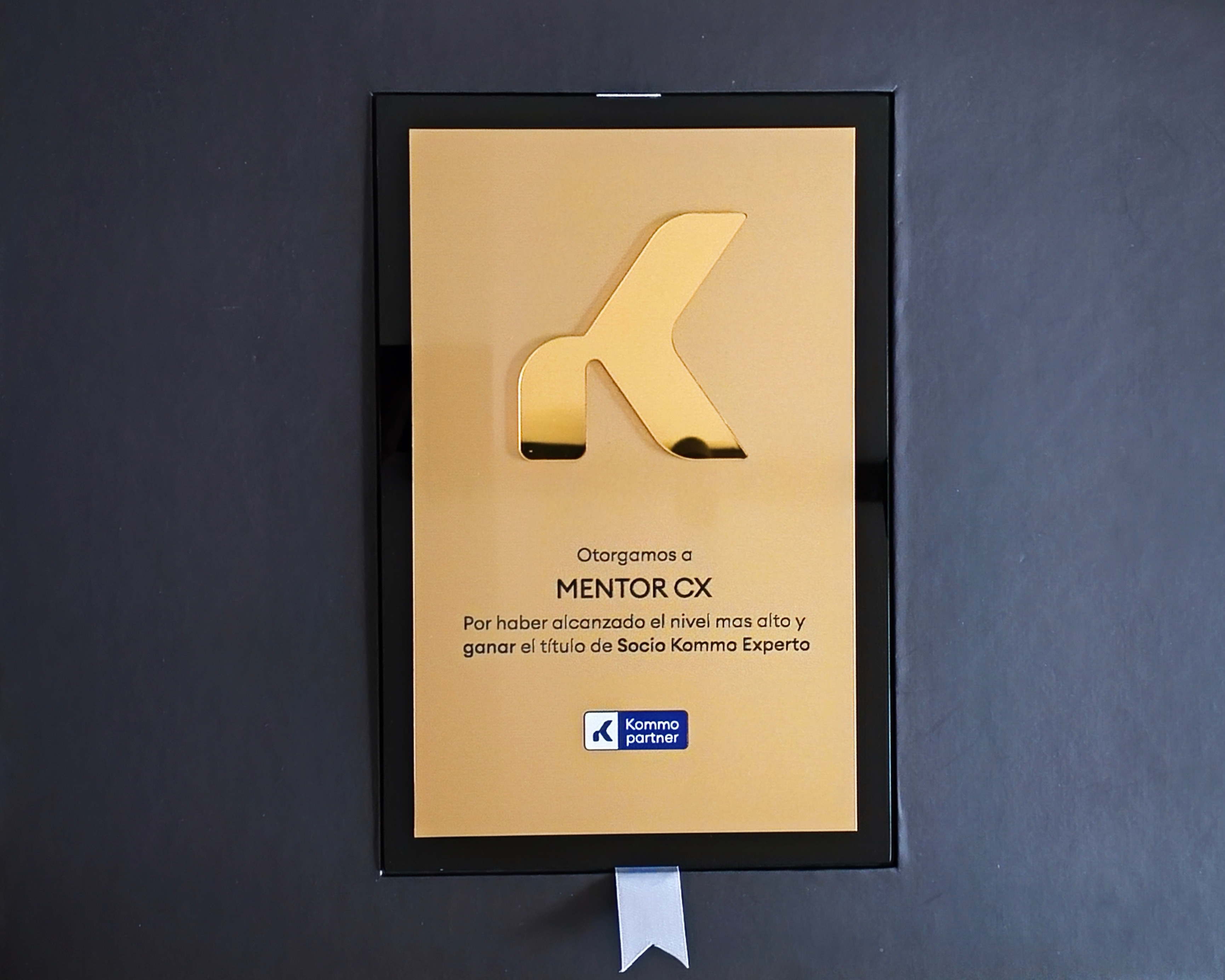 Placa otorgada a Mentor CX como socio Kommo Experto de nivel Gold